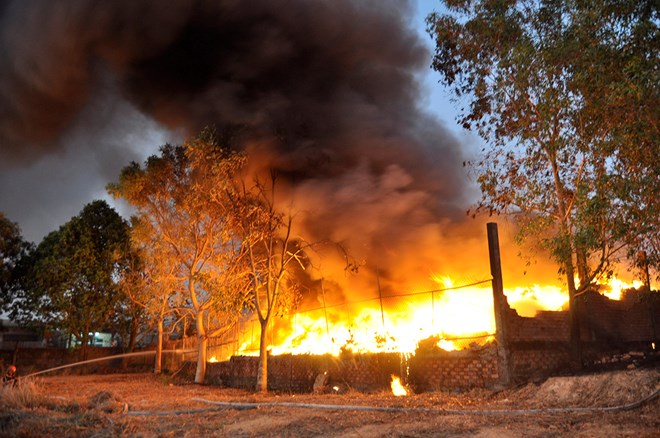 Cháy lớn vựa phế liệu ở Quận 9, TPHCM Cháy lớn vựa phế liệu ở Quận 9, TPHCM