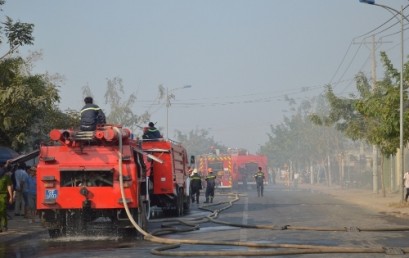 Cháy lớn tại xưởng sản xuất giấy vệ sinh Quận 12, TPHCM