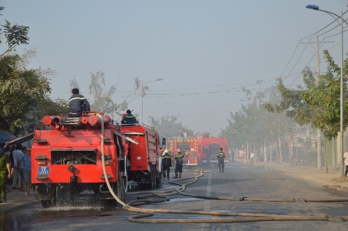 Cháy lớn tại xưởng sản xuất giấy vệ sinh Quận 12, TPHCM Cháy lớn tại xưởng sản xuất giấy vệ sinh Quận 12, TPHCM